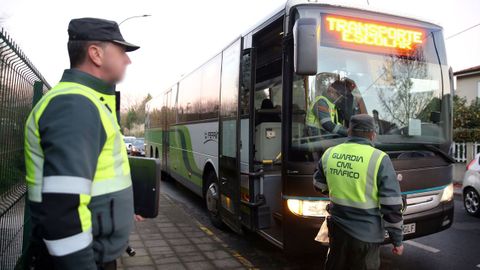 Control de la Guardia Civil de Trfico en el transporte escolar que cubre la lnea al centro de primaria Salustiano Rey Eiras, en A Pobra, el pasado enero