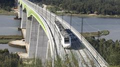 Un tren circulando por el viaducto del Ulla, en el eje atlntico