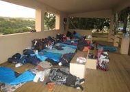 Palco de Portomar�n repleto de mochilas y sacos de dormir de peregrinos en verano. 