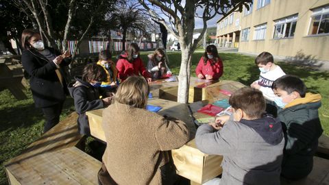 Alumnos de A Laxe (Ferrol) trabajando en las instalaciones exteriores del centro