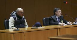 El presunto autor de los hechos, a la izquierda, junto a su abogado