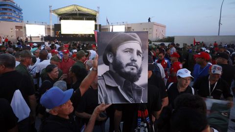 Una persona sostiene un retrato de Fidel Castro durante un evento en apoyo al Gobierno cubano, el viernes pasado.