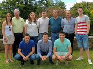 <span lang= es-es >Los organizadores</span>. In�s Rodr�guez, Jes�s Bu�o, Ana Rama, Jes�s Manuel Capelet, Carlos Su�rez, Jos� �ngel Rama, Jes�s Rodr�guez (de pie) y �scar Campos, Fran Crist�bal Brand�n y Diego Brand�n (agachados) son los responsables de la asociaci�n de vecinos y de la organizaci�n de las fiestas.