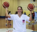 Carmen Fern�ndez, con su uniforme laboral, en el pabell�n de Esteiro, donde juega. 