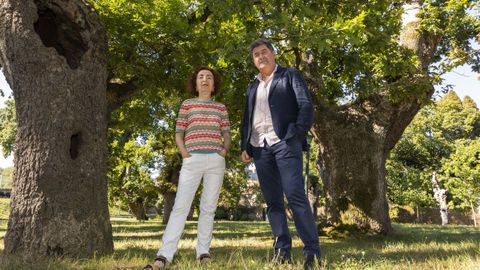 Marilar Aleixandre con Ra�l Gonz�lez, alcalde de Dumbr�a, onte na Carballeira de San Lourenzo, en Santiago. La Voz de Galicia (delegaci�n de Carballo) e Radio Voz organizan os certames literarios Territorio V�kner co patrocinio do Concello dumbri�s e o apoio dos municipios polos que pasa o Cami�o a Fisterra e Dumbr�a