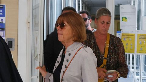 Gisele Pelicot y su hija, Caroline Darian, llegando a los juzgados de Avin.