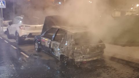 Coche calcinado en la madrugada de este jueves en Arteixo