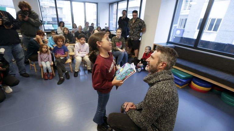O alcalde de Vilagarca, Alberto Varela, na entrega dos premios aos mellores lectores do ano pasado