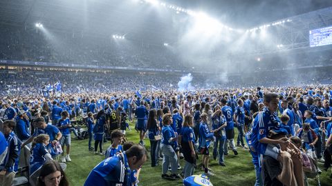 La afición del Real Oviedo celebra el ascenso a Primera División