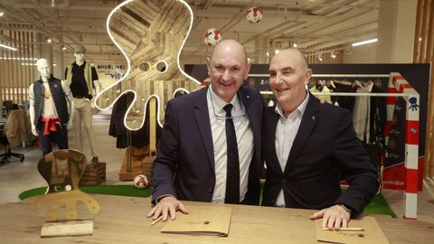 Rafael Louz�n, presidente de la Real Federaci�n Espa�ola de F�tbol, y Jos� Antonio Chac�n, fundador y m�ximo responsable de la marca gallega