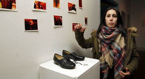 Azalea Santiago muestra la instalaci�n �Cami(no)�, arruinada esta semana en el auditorio. 