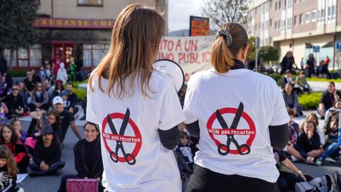 Imagen de archivo de una marcha por los recortes del CEIP Valle Incln de Oleiros