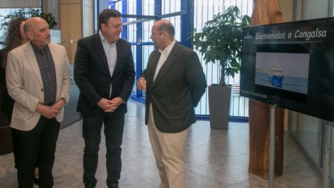 El presidente de la Deputaci�n, Valent�n Gonz�lez Formoso, en su visita a Congalsa acompa�ado del presidente de la corporaci�n empresarial, Luis Miguel Simarro, y el alcalde de A Pobra, Jos� Carlos Vidal.