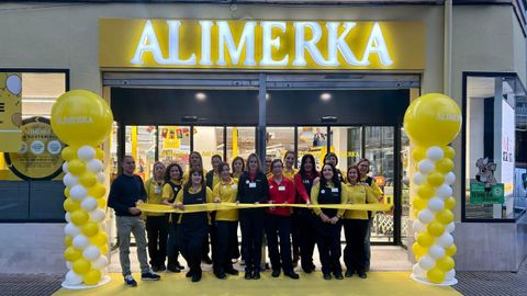 El personal del supermercado de Alimerka de Vegadeo, posando antes de la reapertura