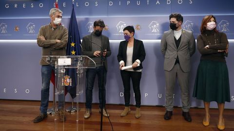 Los diputados de EH Bildu Oskar Matute (i) y Mertxe Aizpurua (c) junto al diputado de Unidas Podemos Jaume Asens (2i) y los diputados de ERC Gabriel Rufi�n (2d) y Carolina Telechea 