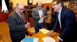 Reyes y Cela sostienen que la renuncia del otrora alcalde y hasta ayer concejal llega tarde. 