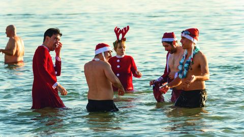 Chapuz�n para despedir el a�o en la playa de Silgar, en Sanxenxo