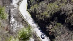 Un tramo de la carretera de Folgoso a Seoane visto desde el castro de A Torre