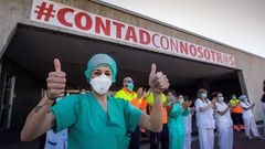 Personal sanitario del hospital Huca de Oviedo en mayo del 2020 agradeciendo los aplausos recibidos por su trabajo para atajar la pandemia del coronavirus.