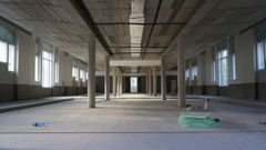 Las obras de rehabilitacin de la Plaza de Abastos Nmero Uno terminaron, pero ahora es necesario habilitar los puestos, entre otros remates. Los placeros pidieron una partida en los presupuestos para ello, pero su reclamacin ha sido desestimada.