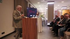 Luis Abelleira deja la presidencia de Cruz Roja de Lugo, tras 35 aos en el cargo, y lo coge Ana Linares, sentada en primera fila con chaqueta blanca