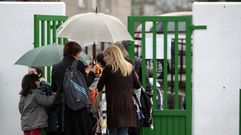 Madres y ni�os en la entrada de uno de los colegios de Monforte, en una foto de hace unos a�os