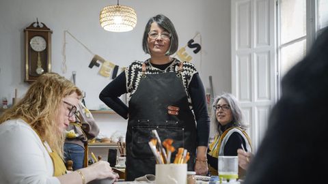 Ana Antonella Carabajal, de S� para min, en su tienda y taller de cer�mica en Allariz