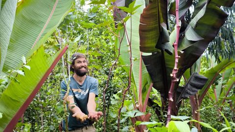 Jaime Otero desarrolla junto a Ana Sosa el proyecto pionero de la Estaci&oacute;n Agroecol&oacute;xica de Vieiro, en Viveiro, que es un aut&eacute;ntico vergel
