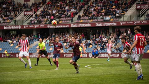 Diego G�mez tratando de llegar a un bal�n en el partido ante el Bilbao Athletic 