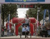 Josele corre maratones, empujando el carro de su hija, afectada por una enfermedad rara.