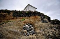 En la imagen, el agujero bajo la capilla que ha sido rellenado con rocas.