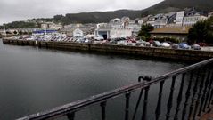 A la derecha, la casa donde antes vivi� un guardamuelles, ahora abandonada, casi enfrente a la Puerta de Carlos V, emblema del casco hist�rico de Viveiro.