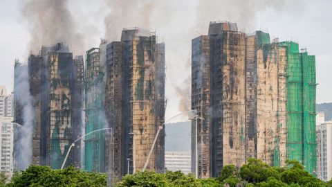 Gran incendio en un bloque de rascacielos de Hong Kong