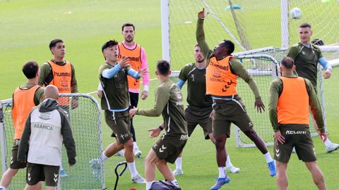 Juadores del Celta, durante el entrenamiento de este s�bado en la Cidade Deportiva Afouteza.