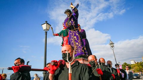 Los sonenses salieron a contemplar el paso de una procesin que parti de la iglesia parroquial para llegar a la capilla de A Atalaia.