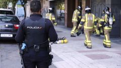 Imagen de archivo de la Polic�a Nacional y los bomberos en Vigo