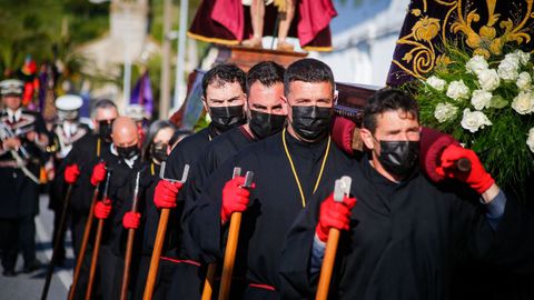 Los sonenses salieron a contemplar el paso de una procesin que parti de la iglesia parroquial para llegar a la capilla de A Atalaia.