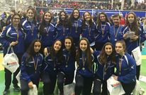 Las j�venes jugadoras del equipo cadete posan con sus medallas de bronce, ayer, en Guadalajara