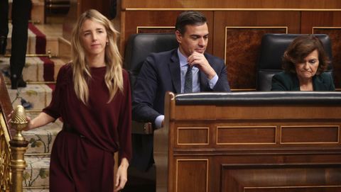 La portavoz parlamentaria del PP, Cayetana �lvarez de Toledo, pasa junto a Pedro S�nchez