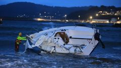 Velero embarrancado en Os Castelos. Viveiro