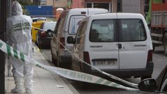 Un guardia civil recoge muestras en la acera donde se derrumb� desangrada la mujer acuchillada el mi�rcoles por su expareja