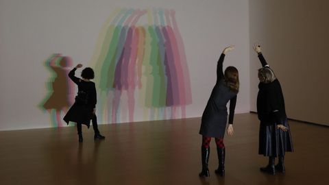 Tres visitantes interact�an con la obra �Tu sombra incierta�