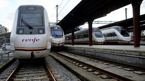 M�ltiples trenes de Renfe en la estaci�n de San Cristobal
