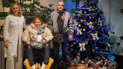 Usuarios de Morea decoraron la entrada del Hospital Comarcal de Valdeorras.