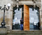 El local de informaci�n de la Xunta solo dispone de estanter�as con folletos y carteles. 