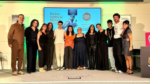 Vanessa Ferreira, en el centro de la imagen de negro, pasa a la final del Premio Nacional de poes&iacute;a viva, junto al jurado del certamen