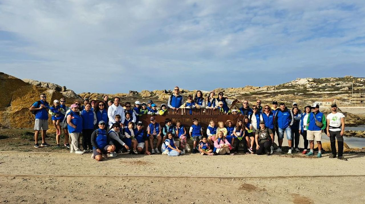 Voluntarios de Afundación retiran más de 250 kilos de basura y plantas invasoras en Sálvora