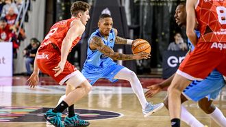 Russell sube el bal�n presionado por Hugo Ben�tez en el encuentro de la primera vuelta.