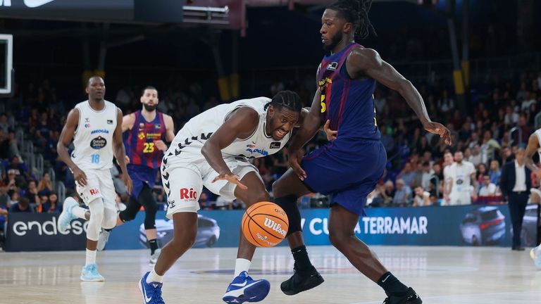 Keandre Cook trata de salvar la defensa de Myles Cale en la visita del Breog&aacute;n al Palau.