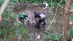 Miembros de la asociaci�n Vaipolor�o en la �ltima jornada de la campa�a de limpieza del Gafos de este a�o